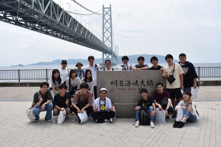 2019年8月のゼミ合宿(明石海峡大橋のタワーに登頂後)